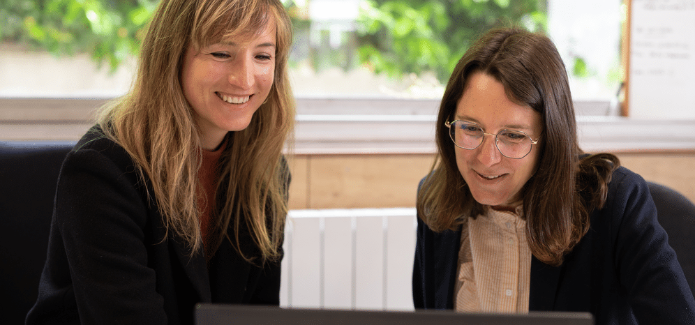 Une entrepreneure et une conseillère France Active travaillant ensemble devant un ordinateur portable