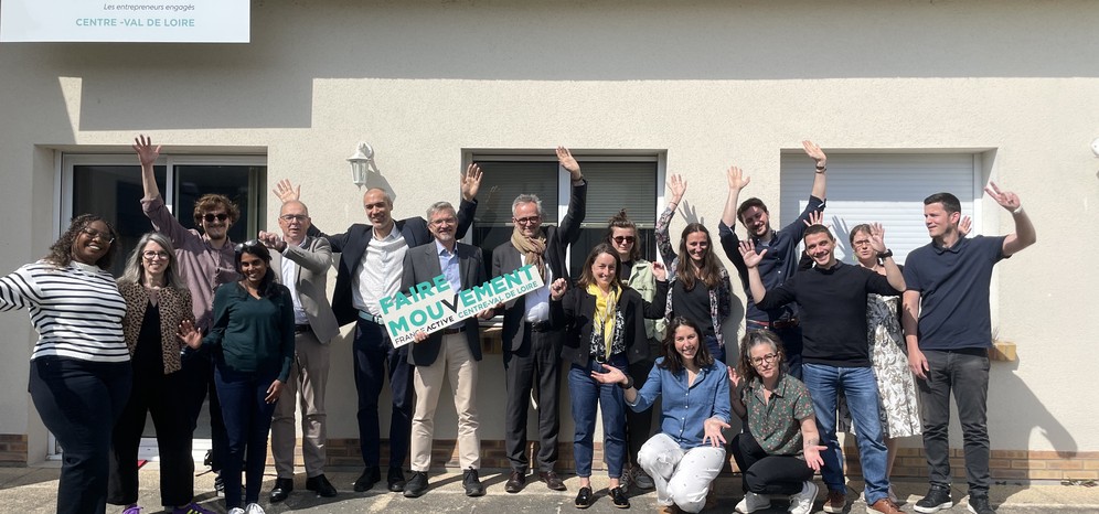 L'équipe de France Active Centre-Val de Loire pose devant ses locaux, bras levés, autour d'une pancarte « Faire mouvement ».