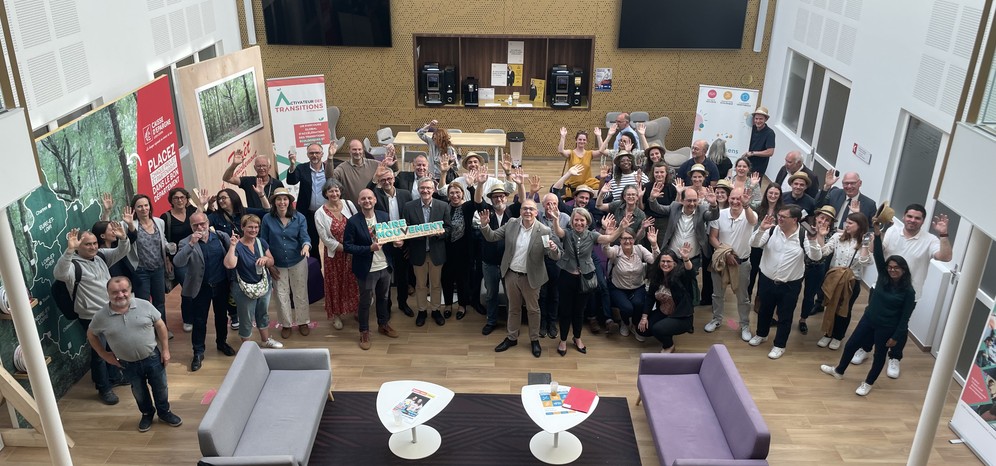 Vue en plongée d'un rassemblement d'entrepreneur.e.s engagé.e.s de France Active Centre-Val de Loire dans un espace lumineux