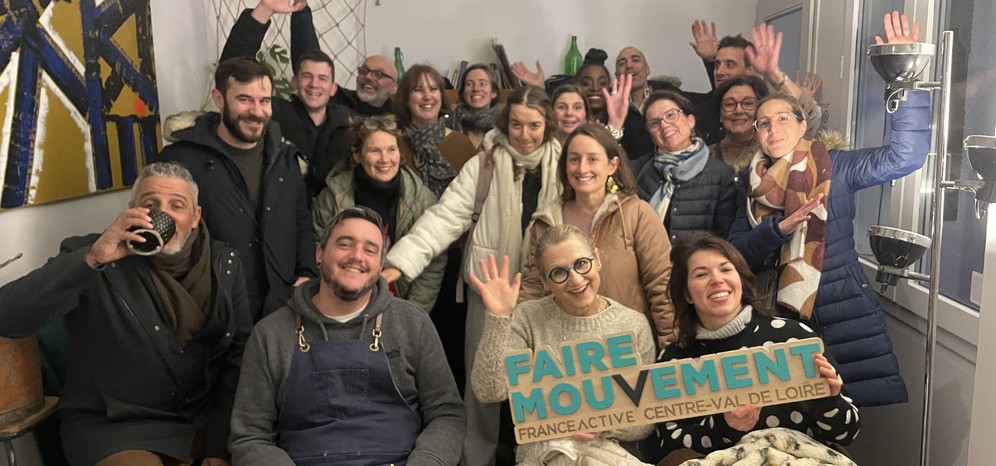 Une vingtaine d'entrepreneur.e.s réuni.e.s dans un lieu convivial lors d'une rencontre de la communauté France Active Centre-Val de Loire